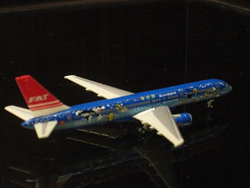 遠東航空 B757-200統一童盟國彩繪機