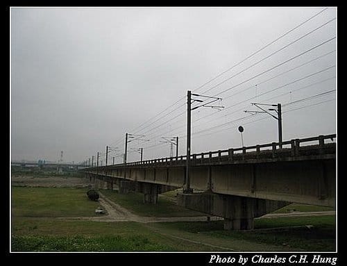 新竹頭前溪橋拍火車
