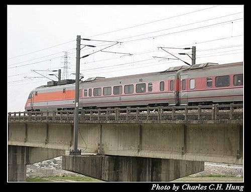 新竹頭前溪橋拍火車