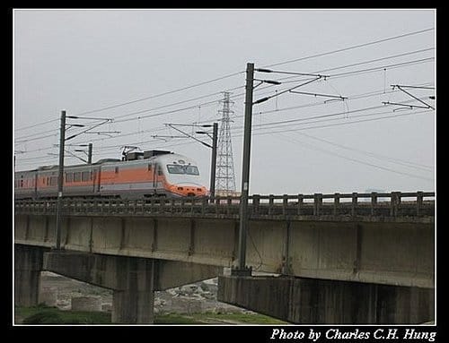 新竹頭前溪橋拍火車