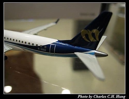 華信航空 B737-800 + ERJ-190