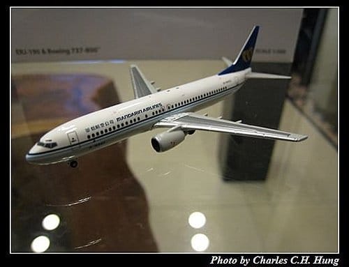 華信航空 B737-800 + ERJ-190