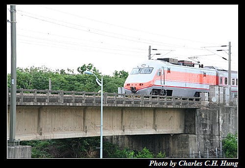 頭前溪橋拍火車，目標：太魯閣號