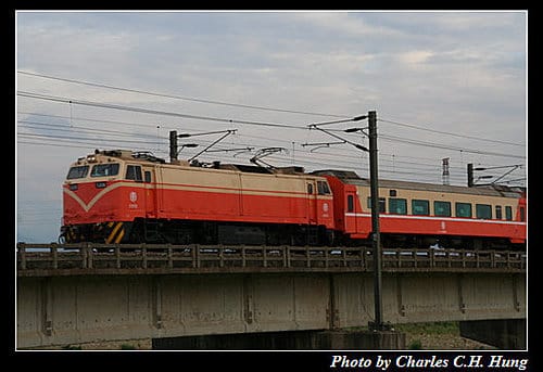 頭前溪橋拍火車，目標：太魯閣號