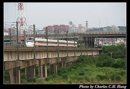 頭前溪橋拍火車，目標：太魯閣號