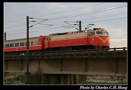 頭前溪橋拍火車，目標：太魯閣號