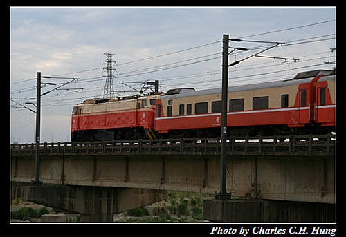 頭前溪橋拍火車，目標：太魯閣號
