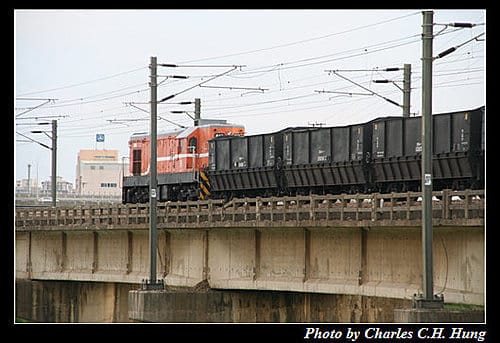 頭前溪橋拍火車，目標：太魯閣號