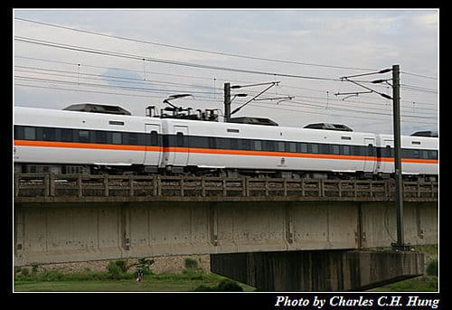 頭前溪橋拍火車，目標：太魯閣號