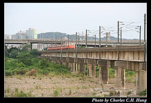 頭前溪橋拍火車，目標：太魯閣號