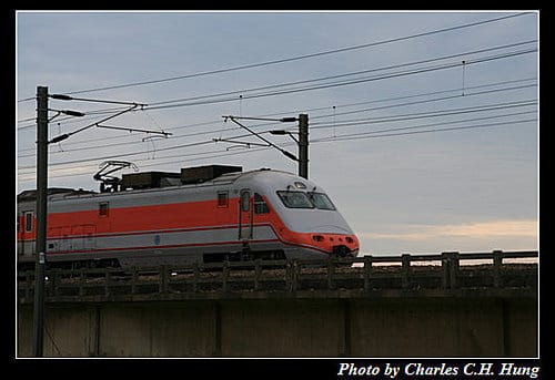 頭前溪橋拍火車，目標：太魯閣號