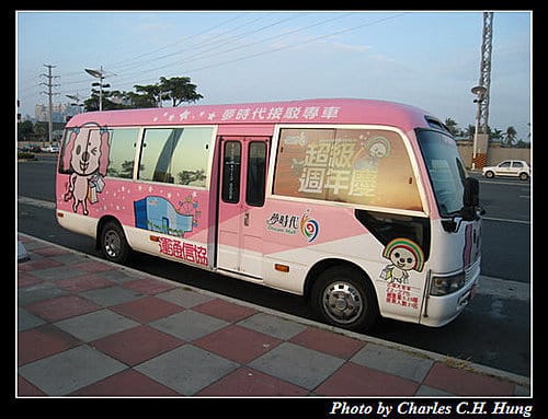 夢時代購物中心Open將彩繪接駁專車