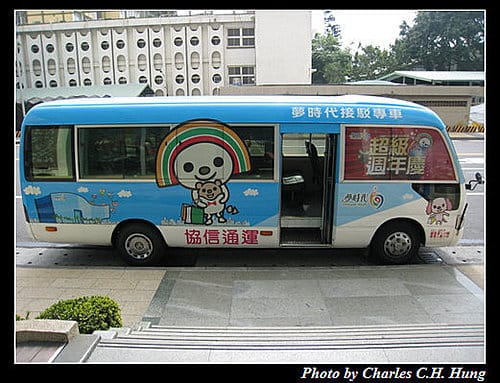夢時代購物中心Open將彩繪接駁專車