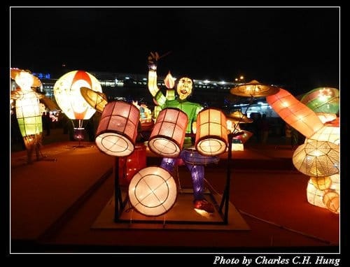 新竹竹北–2013臺灣燈會SHE踩街表演（遊燈會 趴特兔）