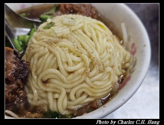 臺中豐原–豐原廟東夜市（正兆蚵仔煎、廟東清水排骨麵店、廟東胖達蒜香豆干、廟東川代菱角酥）