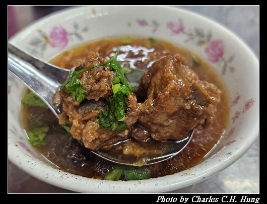 臺中豐原–豐原廟東夜市（正兆蚵仔煎、廟東清水排骨麵店、廟東胖達蒜香豆干、廟東川代菱角酥）