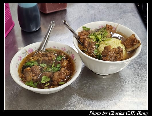 臺中豐原–豐原廟東夜市（正兆蚵仔煎、廟東清水排骨麵店、廟東胖達蒜香豆干、廟東川代菱角酥）