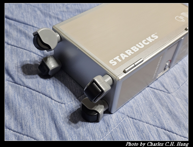 【Starlux 星宇航空】STARLUX + STARBUCKS跨界聯名系列 機師熊吊飾組、迷你餐車收納盒、航空集裝箱收納套