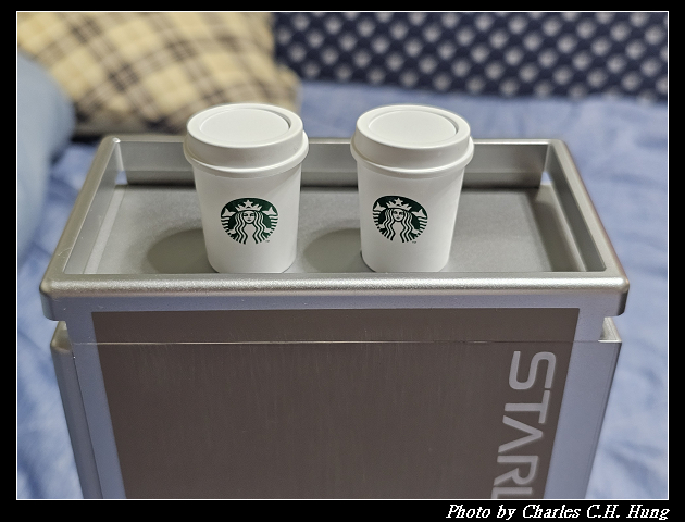 【Starlux 星宇航空】STARLUX + STARBUCKS跨界聯名系列 機師熊吊飾組、迷你餐車收納盒、航空集裝箱收納套 - 第23張圖 【Starlux 星宇航空】STARLUX + STARBUCKS跨界聯名系列 機師熊吊飾組、迷你餐車收納盒、航空集裝箱收納套