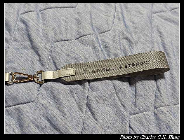 【Starlux 星宇航空】STARLUX + STARBUCKS跨界聯名系列 機師熊吊飾組、迷你餐車收納盒、航空集裝箱收納套 - 第27張圖 【Starlux 星宇航空】STARLUX + STARBUCKS跨界聯名系列 機師熊吊飾組、迷你餐車收納盒、航空集裝箱收納套